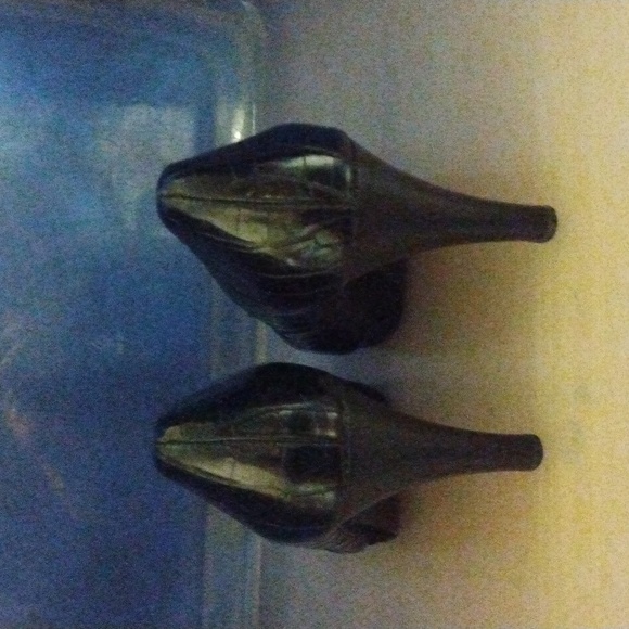 Nine West Reptile Embossed Platform Pump.  Size 8 1/2. - Picture 3 of 8